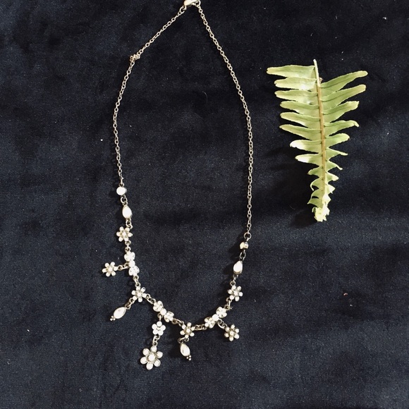 Dainty flower necklace 🌼 - Picture 2 of 6